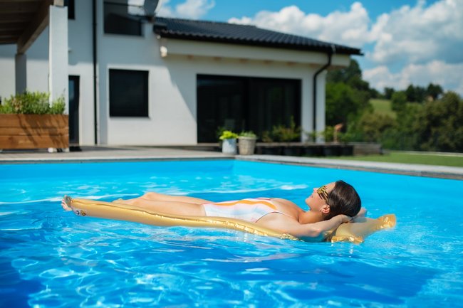 Pool im eigenen Garten bauen: Brauche ich eine Baugenehmigung?
